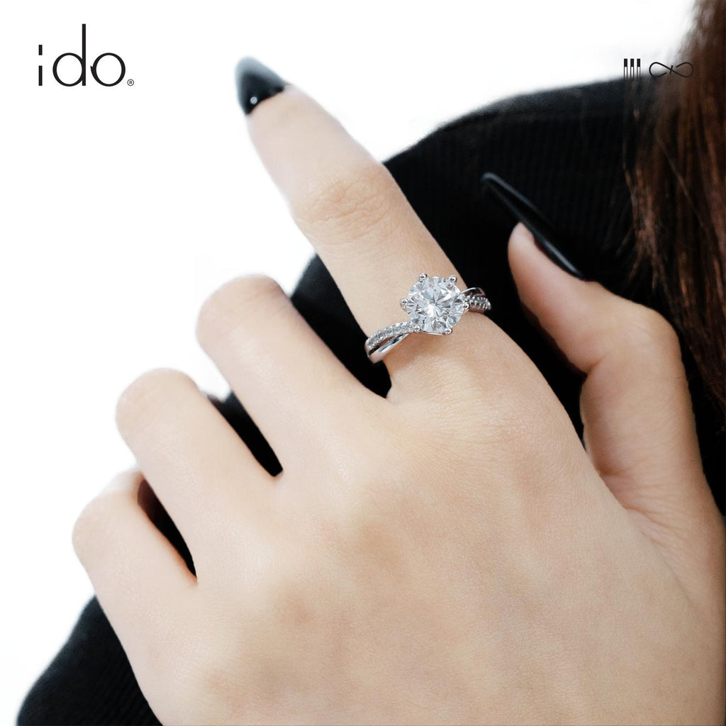 Flaunted Kiss Ring - R21 Silver 925 Moissanite